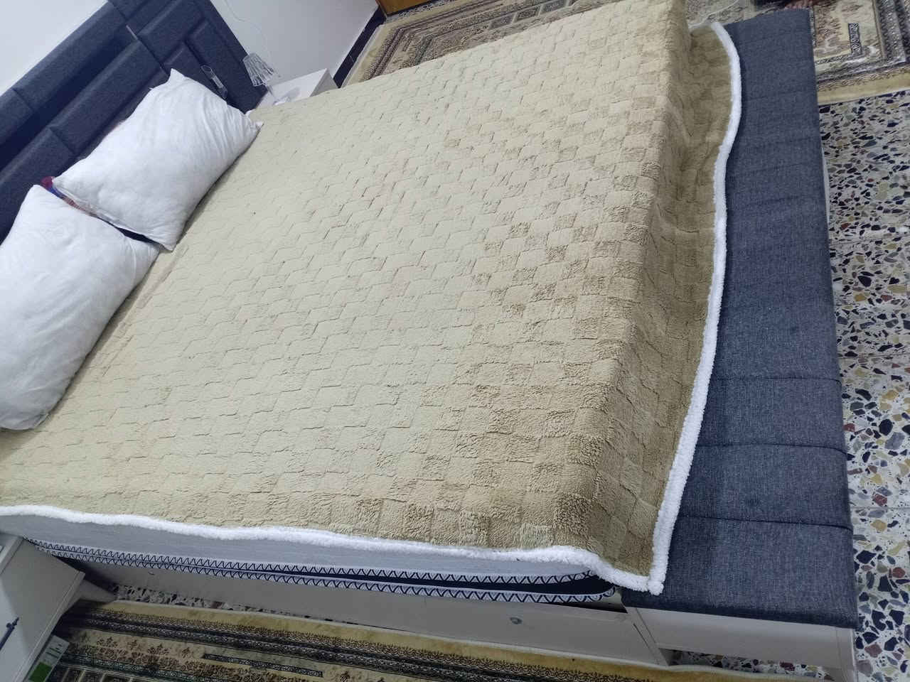 السلام عليكم غرفة تركية للبيع نضيفة جرباية تفصال بيهة فضر مثل ماموضح بطابورية مال جرباية  وهاي الي بالفديو طاكة صفحة منهة وطابوريتهة الزغيرة موجودة رايدهة ب600 وبيهة مجال اي استفسار متواجد نت او عرقم*********** مكاني بغداد مدينة الصدر
