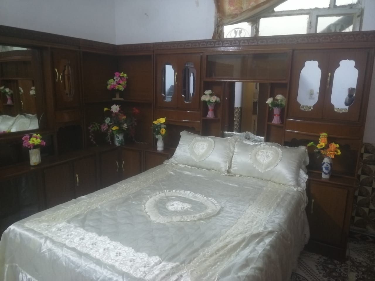 غرفة نوم حطاطه تكمه شغل درجه اولى السعر ٩٠٠ وبيها مجال لشراي العنوان رمادي الجزيرة للإستفسار الاتصال على ***********
