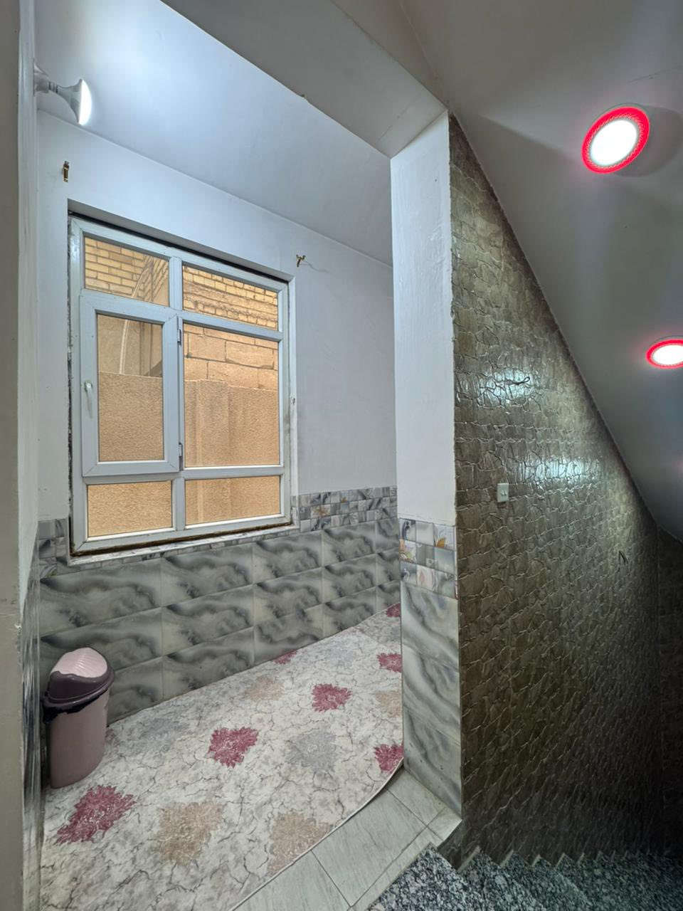 � بيت للبيع – حي المجتبى (موقع مميز)
📍 كربلاء المقدسة

🔹 المساحة: 200 م²
🔹 النوع: طابو صرف
🔹 السعر الكلي: 380 مليون دينار (شامل المبادرة)
🔹 المطلوب مبادرة: 90 مليون دينار فقط

📍 الموقع:
حي المجتبى – قرب المستوصف
يبعد 100 متر فقط عن المدارس والمستوصف
حي راقٍ ومخدوم بجميع الخدمات

🏗 مواصفات البناء:
✔ بناء ممتاز
✔ البيت مكون من 6 غرف نوم
✔ 3 غرف معزولة (شقة مستقلة)
✔ الشقة مؤجرة حالياً بـ 350 ألف دينار شهرياً
✔ 4 مجاميع صحية
✔ سطحين

هدايا مع البيت 
ثلاث سبالت 
ثلاث سخانات 

💎 فرصة استثمار وسكن بنفس الوقت
💰 دخل شهري ثابت من الشقة المؤجرة

***********
