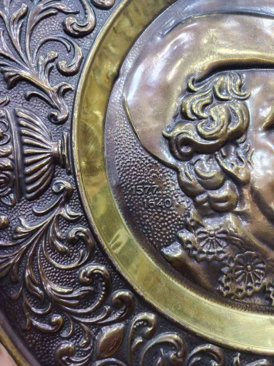 طبق يصور حياة فنان بيتر بول روبنز تاريخ ولدة وفاة ١٥٧٧.. ١٦٤٠م قطر طبق ٣٨ سم
واتساب *********** العنوان ديالى خانقين يوجد توصيل
