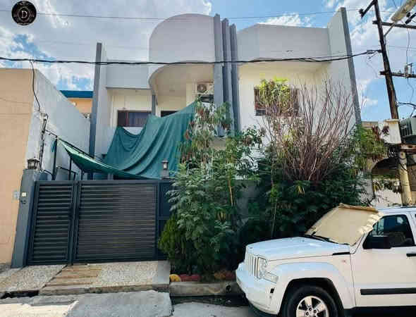 السلام عليكم  
بيت في حي الاوائل خلف بانزيخانه العريان

٢٢٦ م مربع
واجهة ١٠
طابقين
الأرضي غرفتين نوم وغرفة بيها سويت
حمامات
مطبخ حار وبارد ومخزن
هول
استقبال مع مدخل معزول
منور وحديقة داخلية
الطابق الثاني 
غرفتين نوم
هول 
حمامات
مخزن ممكن يتحول إلى مطبخ 
سطح عالي وناصي كاشي بالكامل
ارضية البيت بورسلين قياس كبير
كراج واسع
مع حديقة بالكراج وخارج البيت
سستم كاميرات
سبالت
مطبخ خشب تركي
والبيت احلى في الواقع للاستفسار أكثر على الرقم
***********
