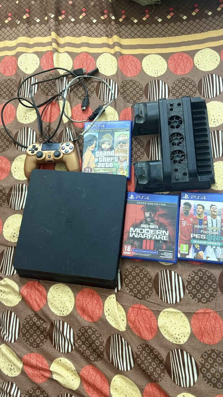 السلام عليكم  بلي 4 سلم
الجهاز بلادي ممفتوح تحديث اخر نسخه 

ملحقات جوستك تجاريه عدد 1

اقراص عدد 4

بيس 21 

كلفديوتي مودرن 

جي تي اي ثلاث اجزاء 

جي تي اي كراند 

السعر  320 الف بي مجال بسيط 

ملاحظه البيس وحدها تنباع ٩٠الف 

ويا قاعده مال بلي وشحن جوستك 

وقاعده مال العاب 

***********

عنوان الطوبجي حي السلام
