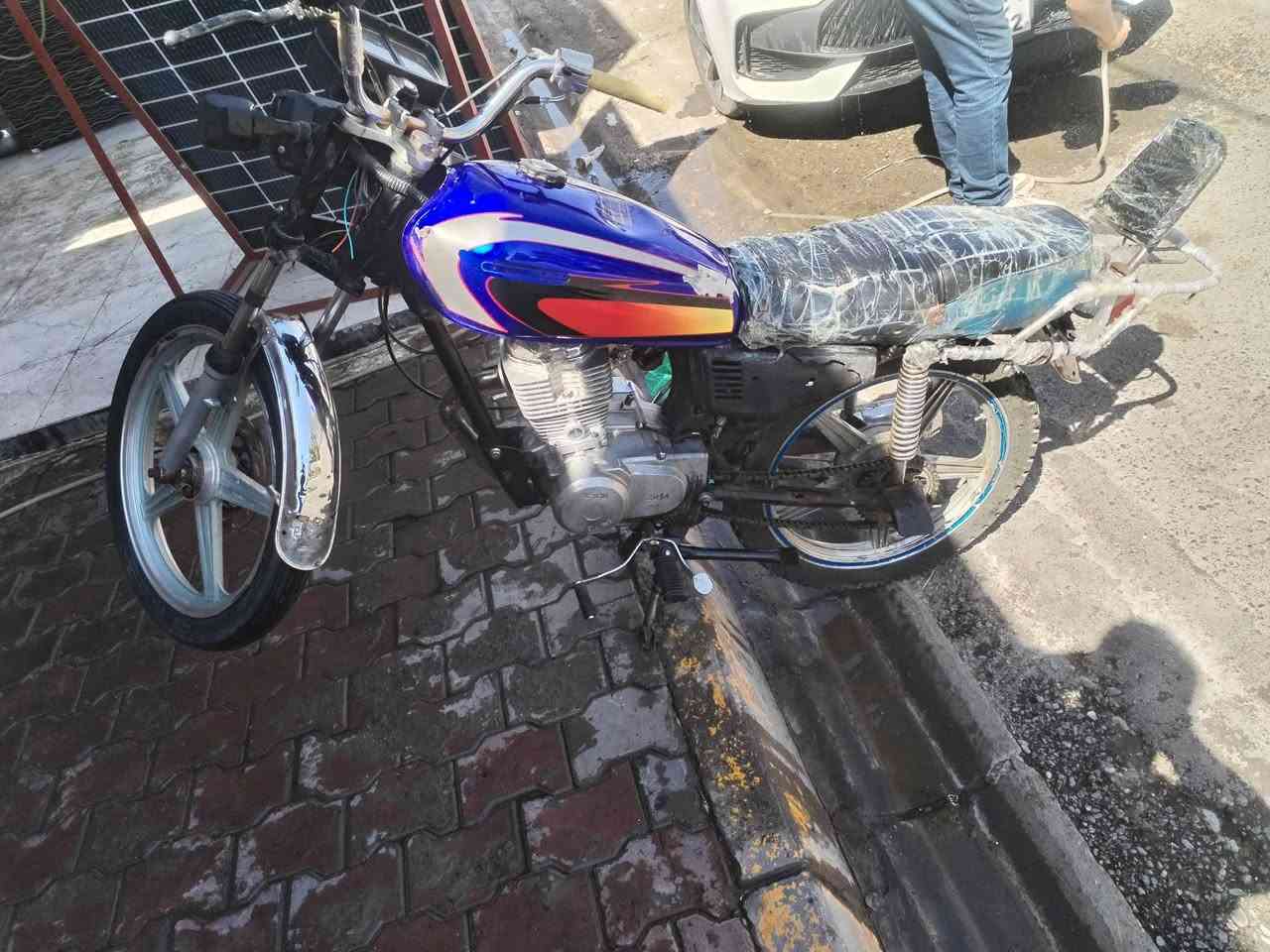 السلام عليكم (***********) 
موطور للبيع ويرهم مراوس
جاهز مجهز
كهربائيات شغاله
محرك معمر جديد
تايرات جدد
المكان الحويجه بداخل
السعر المطلوب  220
وبي مجال
