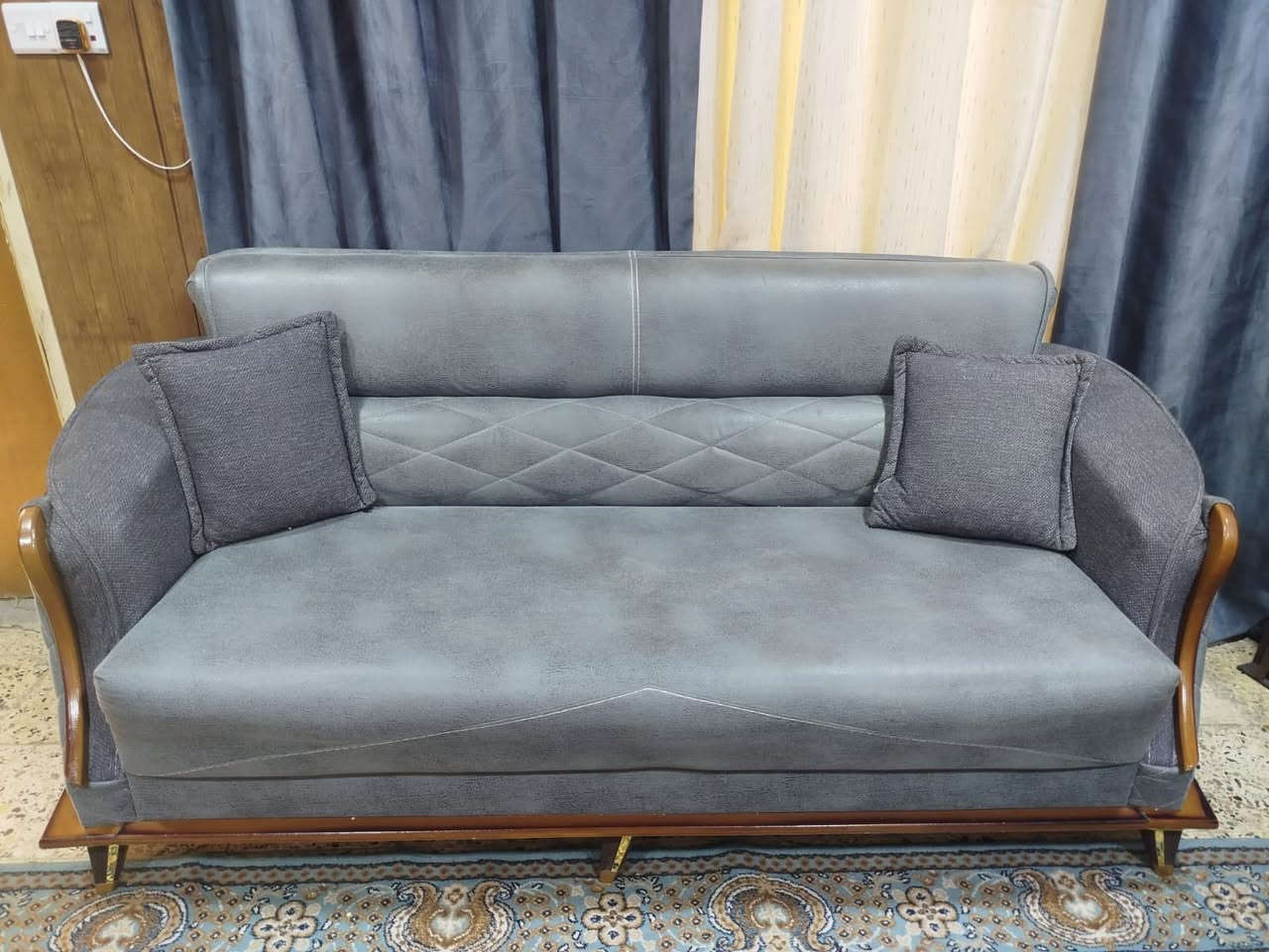 السلام عليكم تخم قنفات 10 مقاعد للبيع نظافه 90 بالمئه السعر 600 وبيه مجال بسيط وهديه مع التخم بردات نفس اللون وزوليه نفس اللون العنوان الشعب الاتصال ***********
