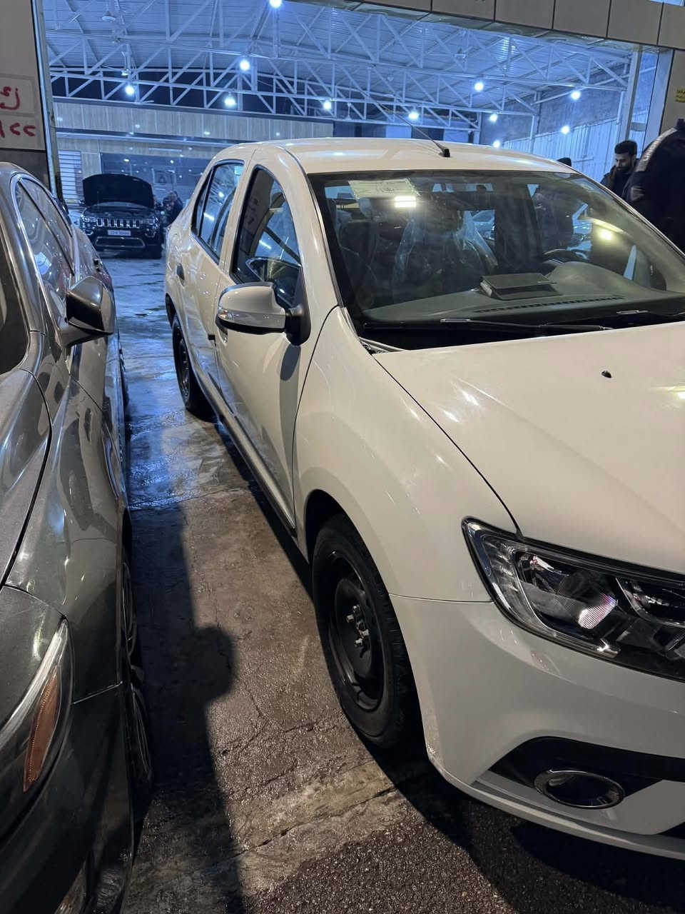 السلام عليكم
رينو سمبل موديل 20 مكفوله من الصبغ و التبديل و البارد و الكير و المكينه مكفولات رقم انكليزي جديد بأسمي گير اوتماتيك عنوان بغداد الگريعات شارع الوقف السني 
*********** 
السعر 95 و بيها مجال حك الجيه
