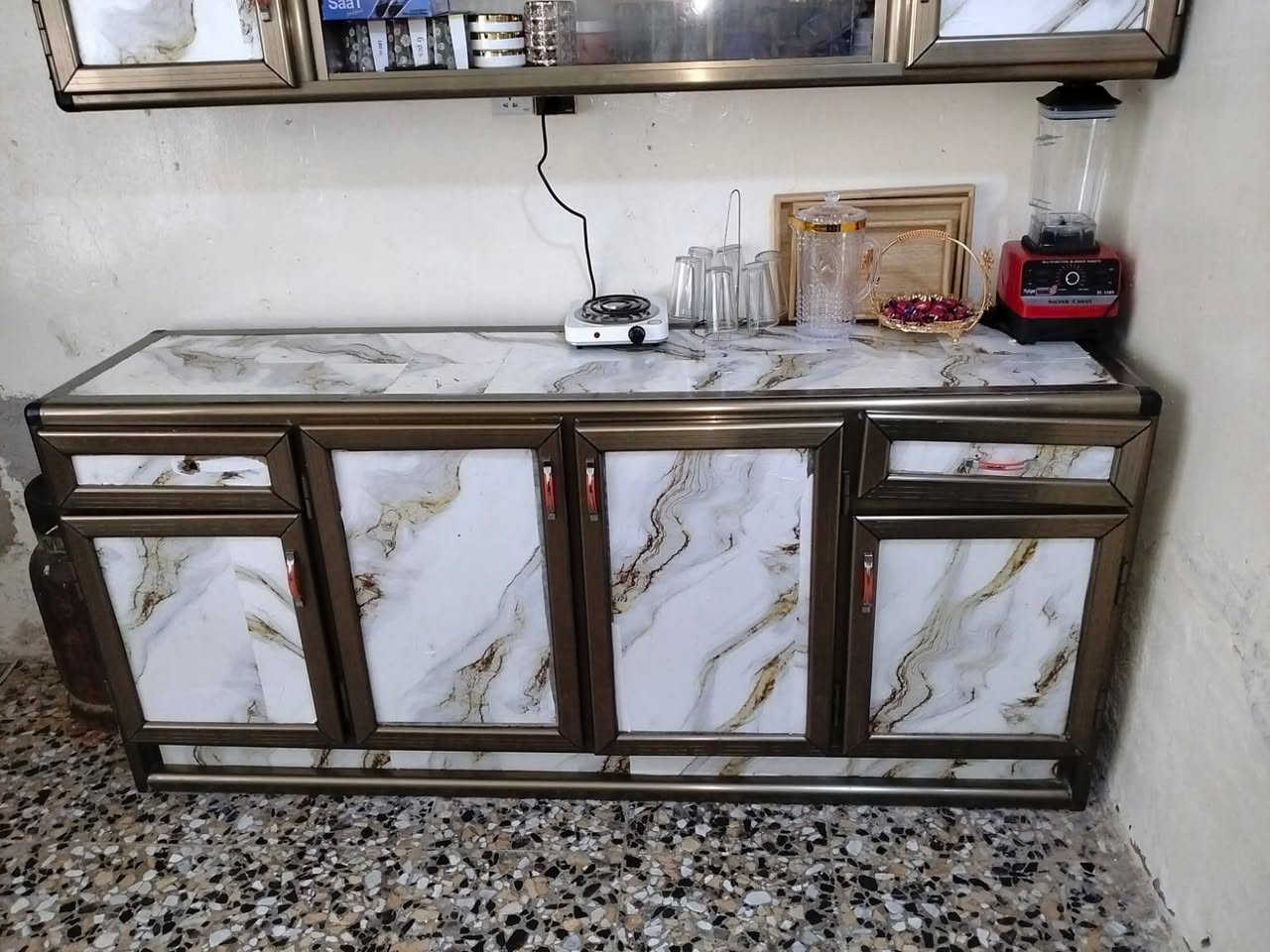 السلام عليكم كاونتر للبيع 5قطع السعر 200وبي مجال العنوان الحسينيه الراشدية قرب جسر الحسينيه رقم ***********.
