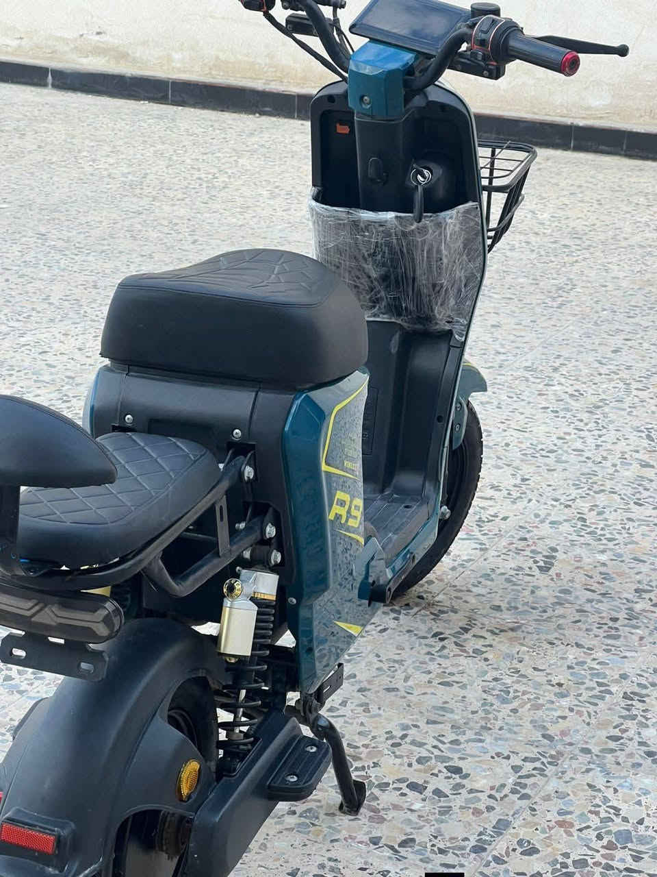 السلام عليكم دراجة شحن للبيع نوع R9 الدراجة طك كارتون موديل 2025الدراجة كلش بيه شغل مابيه اي عطل بطاريات حجم 32امبير حجم كبار الدراجة كلش حلو السعر 450وبيها مجال العنوان البصره الزبير لامو شرا لا يراسل رقم ***********
