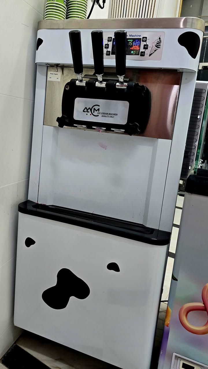 السلام عليكم 
ماكنة سوفت 2 حوض + عارضة ايس كريم 9 بلانك + ماكنة ازبري 2 حوض
استخدم قليل جداً
نظافة 💯
للأستفسار ***********
