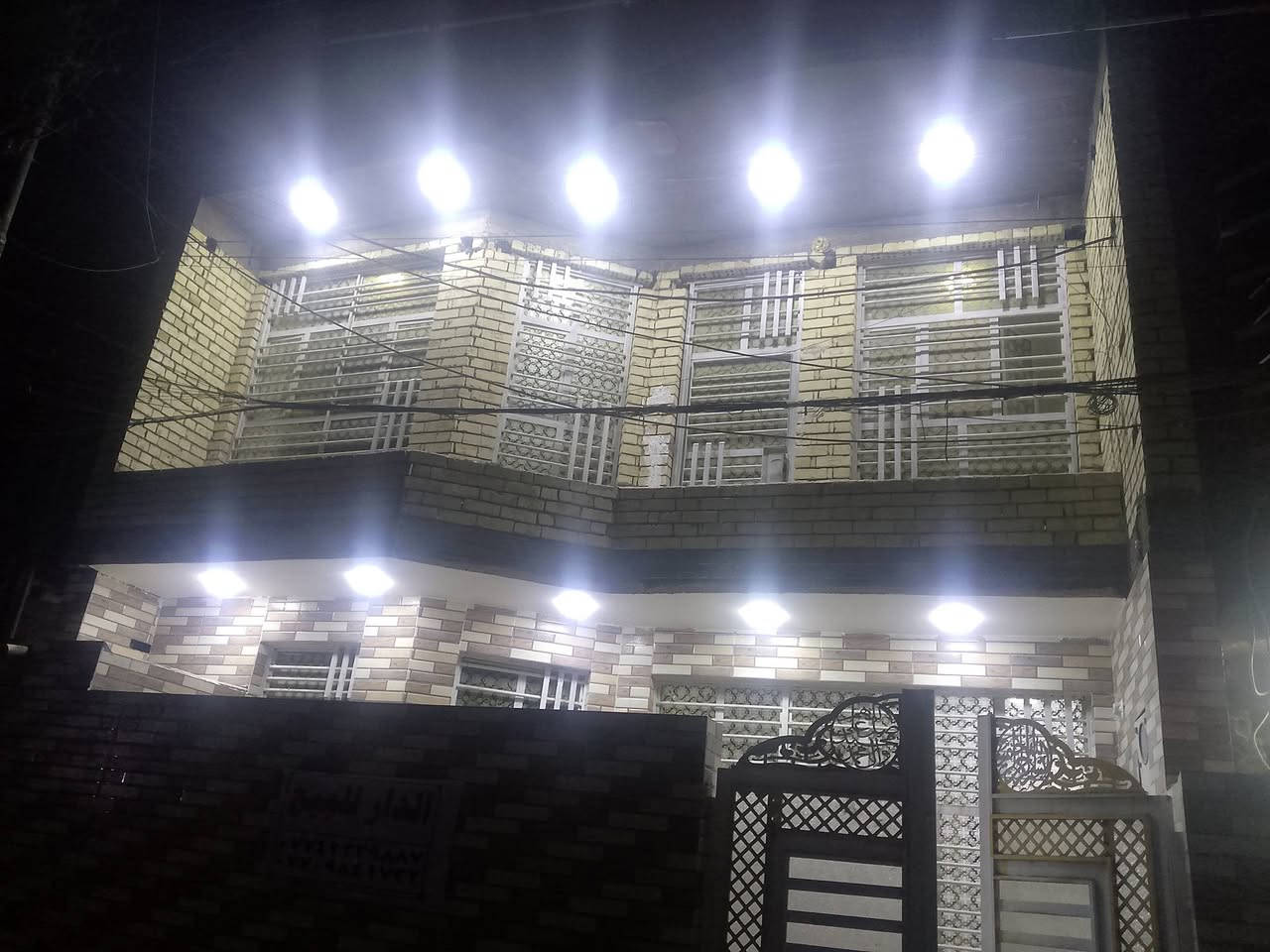 سلام عليكم بيت للبيع الشماعية طابو صرف اول فرع من شارع سعدي المضمد طابقين بناءً حديث
سنة 24 متكون من اربع غرف نوم صحيات بيتونة مطبخ صالة استقبال مساحة 87 نزال 11 واجهة 7500
سعر 120
***********واتساب
