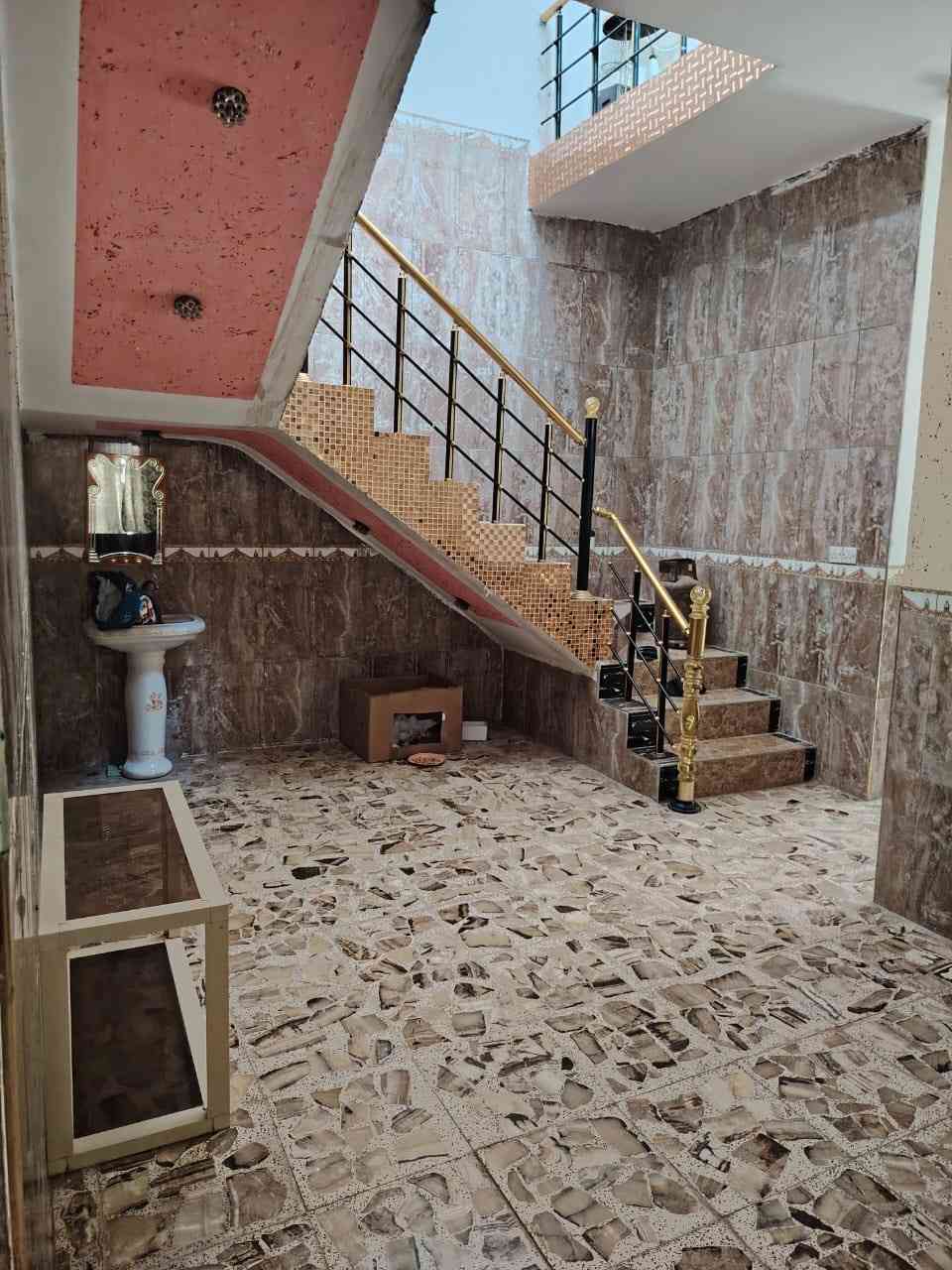 بيت للبيع في حي الحكيم نزلت علاء غريب مساحته ٢٧٣ البيت مرتب ونضيف مناقصه شي غرفتين نوم وهول واستقبال ومطبخ صحيات داخليه وخارجيه كراج سياره حديقه مناور عدد ٢ واحد جبير الثاني زغير البيت مرتب وجاهز للسكن للاستفسار ***********
