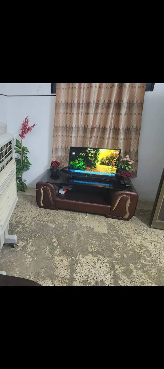 ميز وتلفزيون جديد وميز طعام زايد 6كراسي وقنينه عراقيه وتخم ديون كلهن شرط انطيهن كلهن 250قفل قفل ***********
