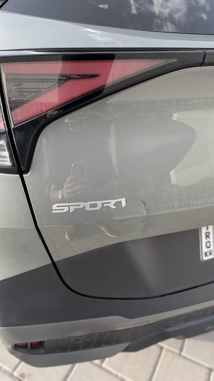 🚗 كيا سبورتج X-Line موديل 2023 للبيع 🚗
السلام عليكم أخوان.. سيارة كيا سبورتج X-Line موديل 2023 (وارد أمريكي) متوفرة للبيع، السيارة بحالة ممتازة وجاهزة من كلشي.

المواصفات العامة والخلية:

 المحرك والگير: مكفولات كفالة عامة ماشيه 53 الف (بشرط الفحص).

 الإيرباكات: سليمة كلياً (ما مفجورة نهائياً).

 الوقود: استخدام شخصي وملتزم ببانزين محسن فقط، المحرك صافي وبدون أي مشاكل.

مواصفات فئة X-Line المميزة:

 دفع رباعي مستمر (AWD) مع وضعيات قيادة متعددة.

 مظهر خارجي رياضي وهجومي خاص بفئة X-Line 

 شاشة دشبول وشاشة وسطية كبيرة مدمجة ديجيتال بالكامل.

 كراسي جلد تطريز خاص بالفئة مع تحكم كهربائي.

 رادار تحديد مسار، رادار مانع اصطدام، وتنبيه النقاط العمياء.

 كاميرا خلفية دوارة مع حساسات خلفية بلادية.

 تشغيل عن بعد + بصمة تشغيل وبصمة أبواب.

 ليدات أمامية وخلفية وتصميم إضاءة حديث.

 تبريد قطعتين (ثلج ما شاء الله).

 ويل كروم حجم كبير خاص بفئة الإكس لاين.

ملاحظات إضافية: حادث السياره سرقة وضربة بالبنيد بسيطة بدون شاصي بدون لغد كفاله  

السيارة حلوة ونظيفة جداً، جاهزة من رقم وسنوية وهزة، وما تحتاج أي مصاريف.

 السعر: (220) $

 مكان التواجد: (بغداد)

 للاستفسار والتواصل: (***********)
