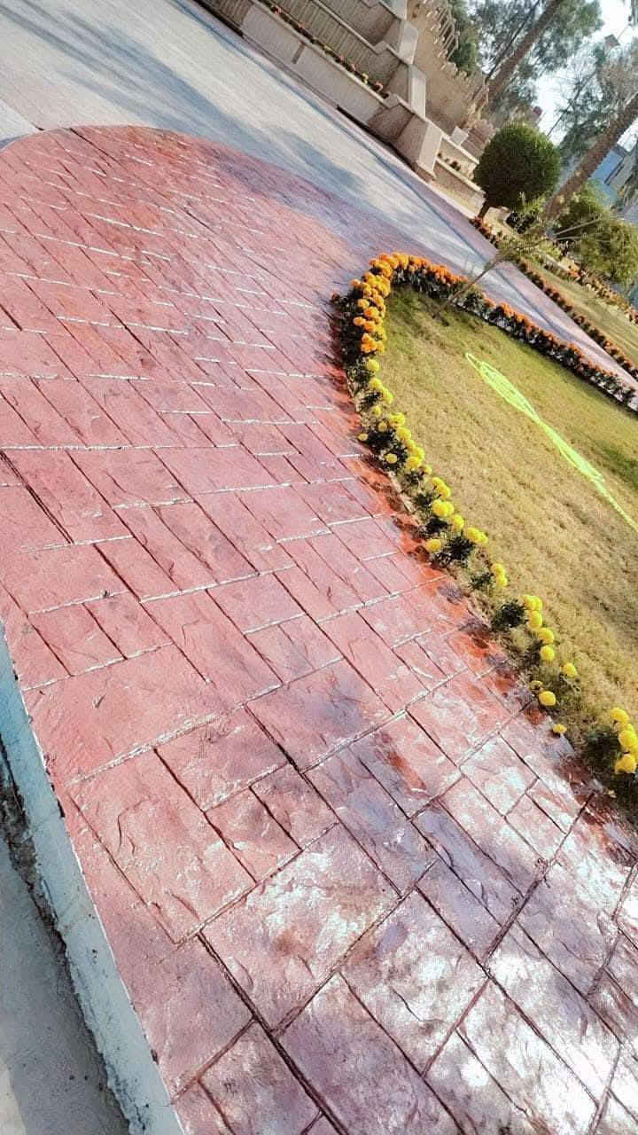 شركه النجوم الهنديسه للمقاولات العامه الأرضية المطبوعة
ديكورات ارضية احدث الموديلات تناسب جميع الاذواق

تفاصيل العمل:
1. فرش نايلون وBRC بي ار سي من ثم فرش كونكريت 
2. سقل مرحلى اولى.
3. نثر لون اسمنت حسب رغبة الزبون متوفرة جميع الاوان.
4. سقل مرحلى ثانية.
5. في حال جف الكونكريت نضع ماده بودر ريليز عازله بين الطبع والكونكريت يتم الطبع كذلك متوفرة جميع النقشات حسب رغبة الزبون وحسب تصميم المهندس.
6. بعد يومين من العمل يتم قص جوينات ومن ثم غسل قوي وينشف بلكامل.
7. وضع ماده السلر بعد الغسل وتنشيف بعدها ملمع وارنيش.
8. المواد تتحمل اقصى درجات الحرارة.

للحجز والاستفسار تواصل معنا على الارقام التالية: اتصال على*********** أو على*********** أو المراسله علا الواتساب
