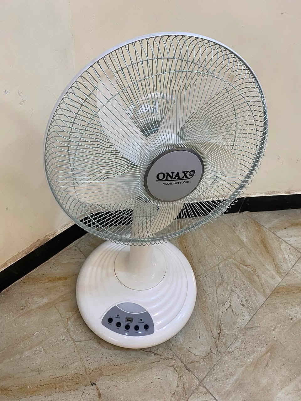 للبيع مروحه شحن شغاله عشرط فقط عوزه بطاريات بطارياته تشحنه تبقه شغاله خلال ساعه ساعه ونص يعني شغالات بس ما يطولن تجي اشغلكياه وتفحصه وشوفه وتاخذه سعر خاص مكاني سماوه حي شهداء ***********
