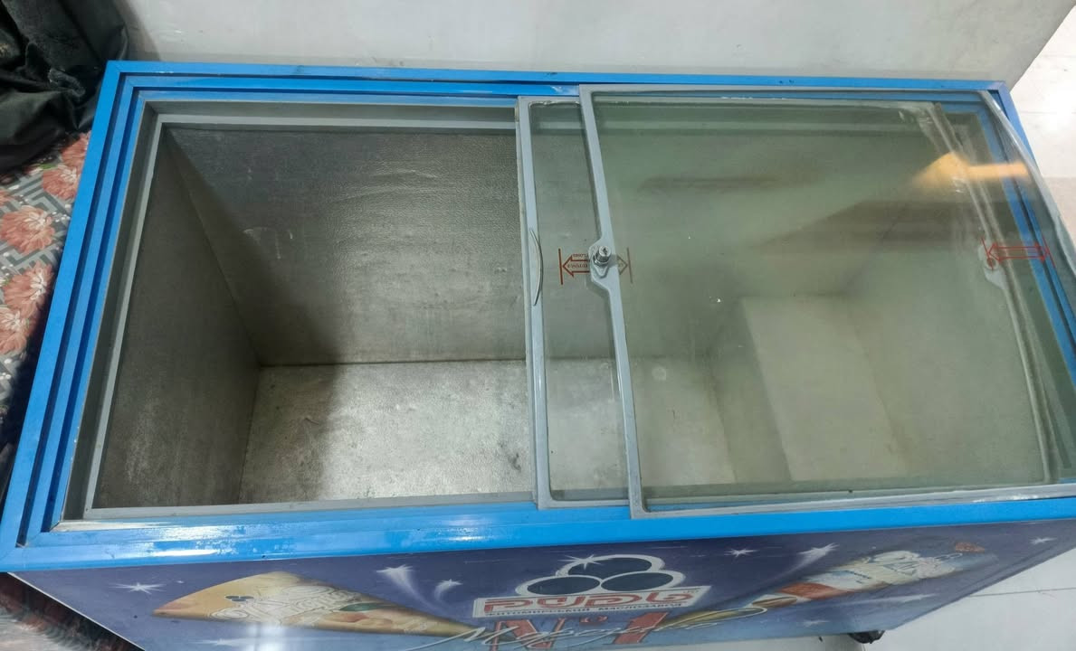 مجمدات 2للبيع بسعر مناسب للشراي فقط الداخل نضيفه تبريده فول قويه تفيد اهل المحلات. للتواصل عله الواتساب ***********
