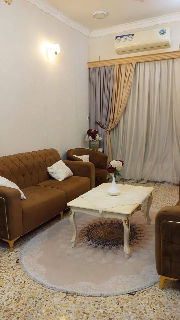 بيت للبيع ١٠٠م قاطين عكاده في منطقه الجمعيات الأولى قرب المستوصف السعر ١٢٥ بي مجال قليل للشراي ***********

