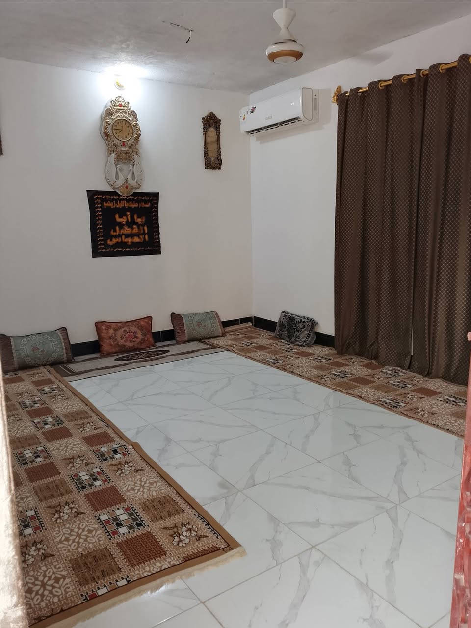 بيت تجاوز مشمول بتطويب بي وصل بنأء جديد وملبوخ ومرتب مكانه كلش حلو بحي الحكيم بصف شارع ابو لبنان يحتوي علئ غرفتين وصاله كبيره وديوانيه ومطبخ وصحيات سعر (22) بي مجال ***********

