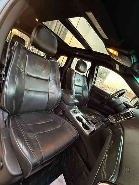 جيب اوفر لاند :2019 
المحرك : V6.  3.6L 
فول فول 
معروفة مواصفات الاوفر اعلى فئة بلجيب 
لون : ازرق كابوي الجديد 
حادث جاملغ وبنيد 
المواصفات 
* دفع رباعي 4x4 . 
* سقف بانوراما . 
* شاشه كبيرة 8.4 انج . 
* نظام الخرائط (GPS) .
* نظام التعليق هوائي (جكات) . 
* ستيرن كهربائي . 
* المصابيح الأمامية زنون .
* كشافات الضباب زنون .     
* تشغيل عن بعد .
* صندوق كهربائي .
* داخل اسود   .
* حفظ وضعيات الجلوس (ميموري) . 
* المقاعد الأمامية كهربائية .
* المقاعد الأمامية تبريد وتدفئة .
* سستم صوت الباين. 
* حساسات أمامية
* حساسات خلفية . 
* كاميرا خلفية .
* تدفئة ستيرن . 
* بخاخ ماء على المصابيح الامامي.
* المرايا الجانبية قابلة للطي .
* مرايا متحسسه للضوء العالي . 
* بلوتوث تلفون . 
* محدد سرعة . 
* نظام التشغيل والاطفاء الاوتوماتيكي ( Auto Start System ) .
معروضة 228 وبيهة مجال 

بيع او مراوس 
***********
