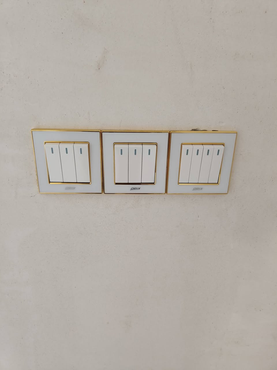 شغل الكهرباء والبواري جميع البيوت والمحلات بأنسب الأسعار ***********
