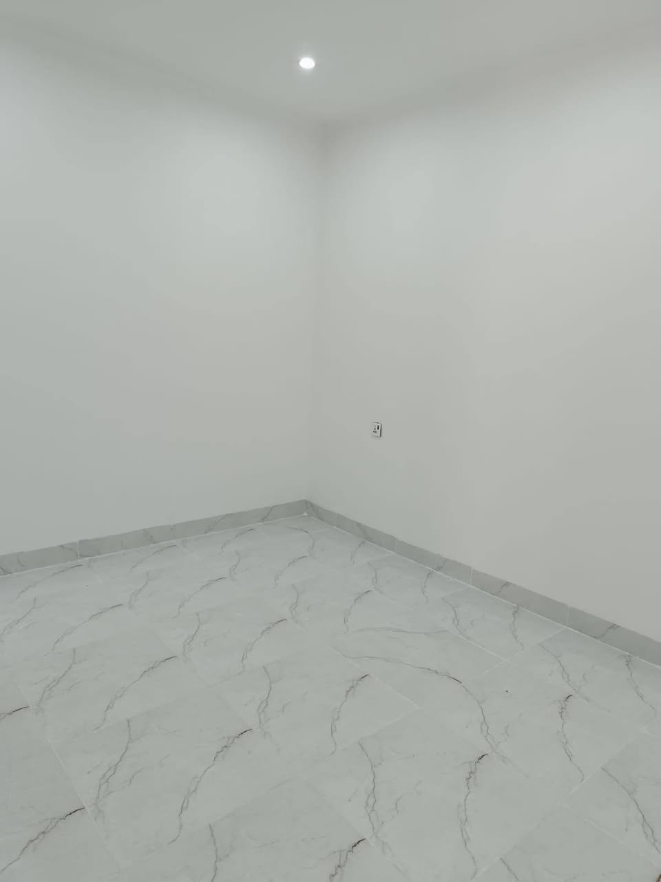 (خانووی تازە بۆ فرۆشتن لە سلێمانی لە گەڕەکی بەختیاری)
خانووەکە زۆر جوانە
تازە درووست کراوە
فوول مواسفاتە 

شوێنەکەی خۆشە
بەردەمی بەتاڵە
نزیکی جادەی عام و بازاڕ و خەتی پاسە 

مساحەی 105متر
ڕووکنە 

دوو قاتە بۆ دوو ماڵی جیا دەبێ 

قاتی یەکەم (هۆڵی دانیشتن و مەتبەخ، دوو ژووری نوستن، حمام و توالێت) 

قاتی دووەم (هۆڵی دانیشتن و مەتبەخ، دوو ژووری نوستن، حمام و توالێت، باڵکۆنی) 

تێبینی: خانووەکە دیکۆراتی جیاوازو بێ وێنەی بۆ کراوە ، وە سیستمی شۆڤاژو دەکتی موبەریدە و زۆر مواسفاتی تری هەیە 

سعری 13 دەفتەرو 25 وەرەقە وە مجالی تێدایە

تلفون ***********
.............................................................................
(دار للبيع في السليمانية في حي بختياري) 
البيت الجديد، ماالمستعمل
فول المواصفات 

موقع مميز
صاير علی الحديقة
قريب من الشارع العام 

المساحة 105متر 

مكون من الطابقين
يجوز للعائلتين 

الطابق الاول (صالة معيشة، مطبخ بارد، مطبخ حار، صحيات، غرفتين نوم) 

الطابق الثاني (صالة معيشة، مطبخ بارد، غرفتين نوم، صحيات، بلكونه) 

السعر: 13 دفتر و 25ورقة، قابل للتفاوض

للمزید من الاستفسار الرجاء الاتصال بالارقام التالیة 

هاتف، واتس اب، فايبر ***********
