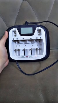 شاحن بطاريات • شغال • ابو شاشة