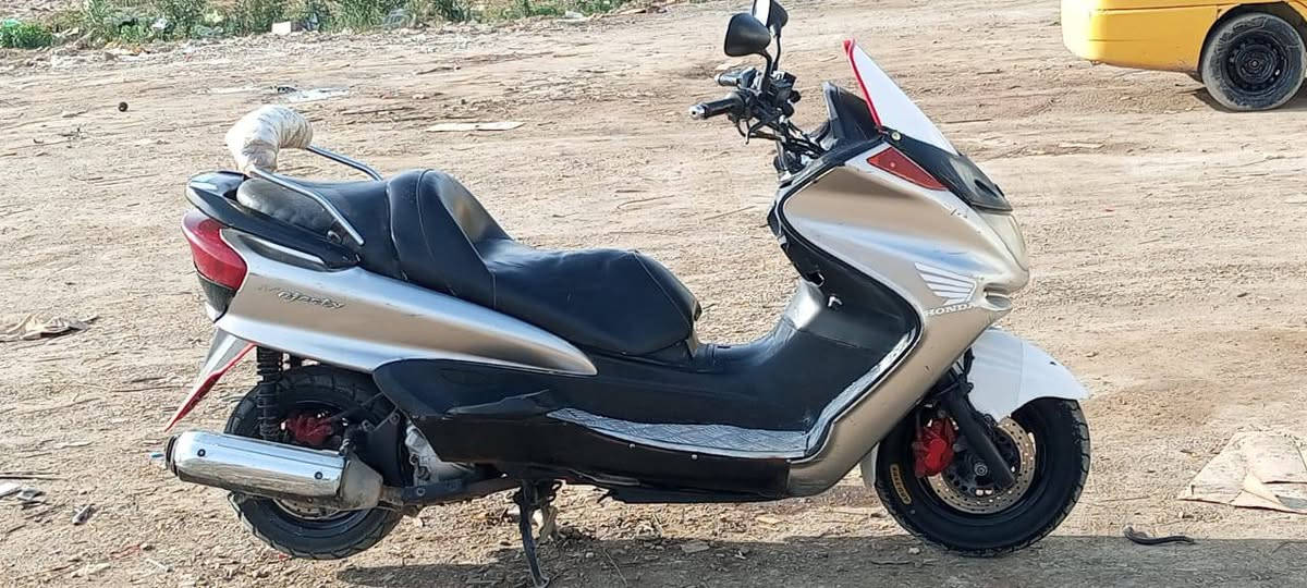 السلام عليكم ماجسته للبيع دبل رون مكينه مجفته لا دخان ولا بخار ولا صوت دراجه ناعمه كهربائياته كله شغاله تايرات وباتري جديد وياهه مكينه كامله مابيه نقص حتياط هيه وتفرعاته سعره 600 وبيه مجال. مكاني كوت ‏‪***********‬‏
