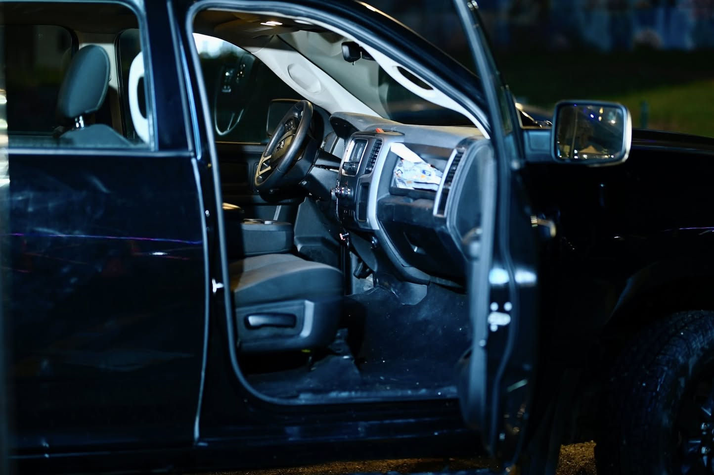 🚗 رام كلاسك 2023 للبيع / مراوس 🚗
🔹 الموديل: 2023�🔹 النوع: رام كلاسك�🔹 المحرك: 3600 (6 سلندر) 💪�🔹 الممشى: 22 ألف كيلو (مو ميل)�🔹 الصبغ: بيها 3 قطع فقط�🔹 الشاصي: نظيف بدون شاصي وبدون لغد 💯
📌 السيارة بدون رقم (تترقم بأي محافظة ما عدا إقليم كردستان)
صور الحادث مرفقة 
⚙️ الملاحظات:�السيارة نقصها فقط مشط ستيرن 
💰 السعر: 190 
🔁 مراوس  حسب القناعة�📍 الموقع: (ديالى)


**إذا كنت صاحب هذا الإعلان وتريد حذفه لأي سبب، رجاءا أرسل رسالة إلى الدعم الفني**