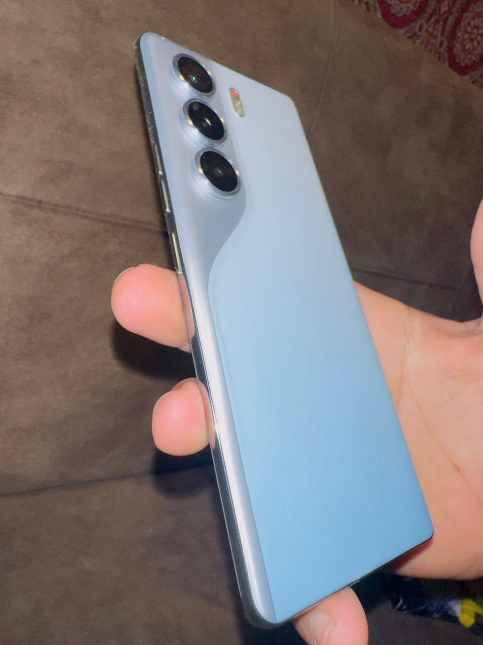 السلام عليكم كامون ٤٠برو فايف جي جهاز غني عن التعريف جهاز كفاله عامه من كلشي جهاز كلش نضيف ذاكرة ٢٥٦ عشوايه ١٢+١٢ شاشة منحنيه ضد الماء وضد الكسر جهاز تحفه بلعافيه الي ياغذه اليريده يجي خاص مكان بابل محاويل ***********
