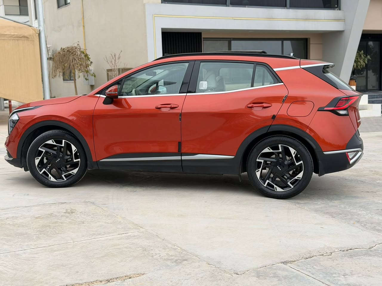 السلام عليكم
كيا سبورتج 2023 رقم اربيل لون مميز ماشيه 87000 ضمان شركة نيم بعده بضمان الشركة وسيرفسه ودهنه كله بالشركة فول مواصفات عدا تبريد الكشن مكفوله سعره 210 وبيه مجال للتواصل ***********
