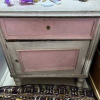 سرير • ميز تواليت • بياع مواصلات