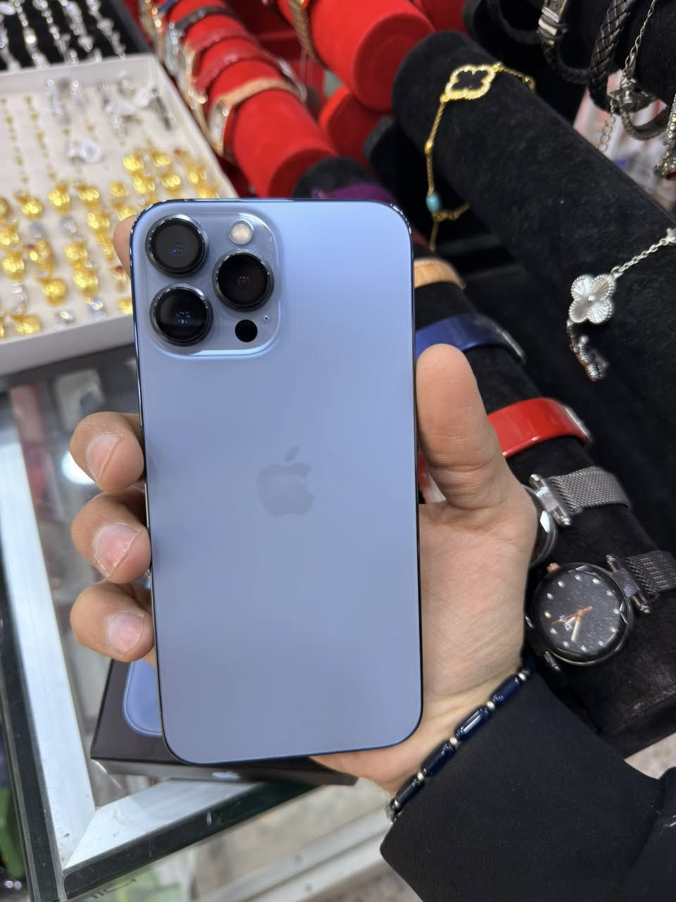 ايفون 13 برو ماكس  اوربي 📱
فوول نظافة ✨ 
بطارية 96 ✨
ذاكرة 256 ✅
لون بحري مميز 📱✨
ملحقات گفر +لاصق +عدسات اصلية (هدية)+كارتون 
مامبدل ولا مفتوح اي قطعة 📱
متواجد فقط اتصال ***********📱
واسط الكوت
