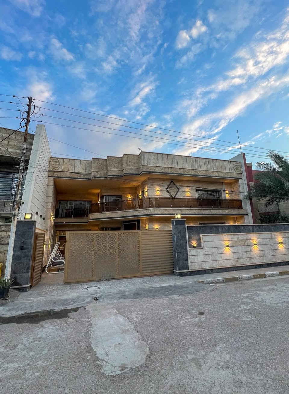 للبيع (بناء حديث 2021) 🏠
📍 الموقع: بغداد - حي الحسين / ضباط الملحانية .
المساحة: 300 متر.
واجهة 15 متر × نزال 20 متر.
تفاصيل البيت:
• الطابق الأرضي: صالة استقبال (9×5م)، هول (5×5م)، هول داخلي (حولي) واسع، مطبخ حار وبارد كبير (10×5م)، غرفة نوم أرضية (5×5م)، وحمامين.
• الطابق الثاني: 4 غرف نوم (منها 3 غرف ماستر سويت)، وحمام إضافي.
• السطح والخدمات: مخزن كبير (سندويج بنل 6×5م)، سقيفة مع خزانات عدد 2، و3 سخانات.
• الخارج: كراج وحديقة داخلية كبيرة ومرتبة.
• الإضافات: مناور عدد 2 مغلقة بالكامل لحد السطح لضمان الخصوصية والإضاءة.

ملاحظة: البيت يُباع بالكامل مع الاثاث

📞 للاستفسار والتواصل واتساب:
***********
