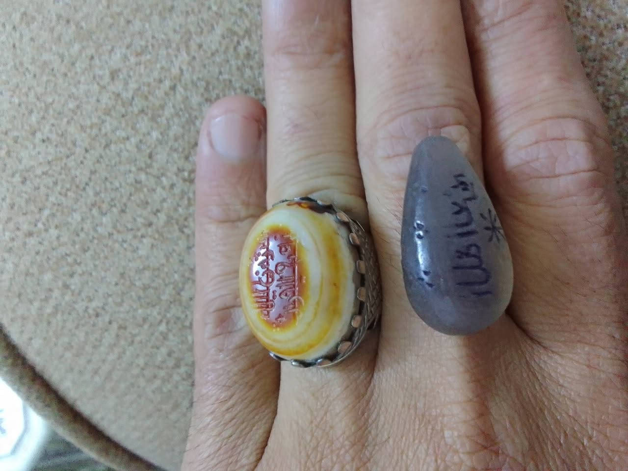 السلام عليكم..
من رخصة الإدارة المحترمة..
يمانيات قديمات جداً..
الجزعة مكتوب عليها خط يدوي (نصر من الله وفتح قريب)
والدخانية مكتوب عليها خط عكسي ( الله العزيز -- الله ملك الملوك)
سعرهن اثنينهم (١٠٠ ألف)
بغداد البلديات 
***********
وممنون جدا 🌹
