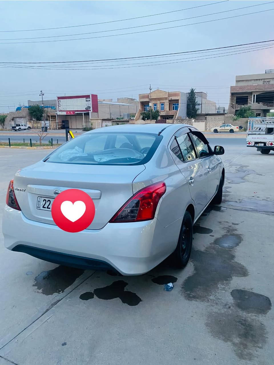 نیسان سەنی ٢٠١٣ 
سبوغی نیە 
جەمپێکی پشتی هەیە بە خەفیفی
بستێک ساردی هەیە لە بۆنیت

***********
