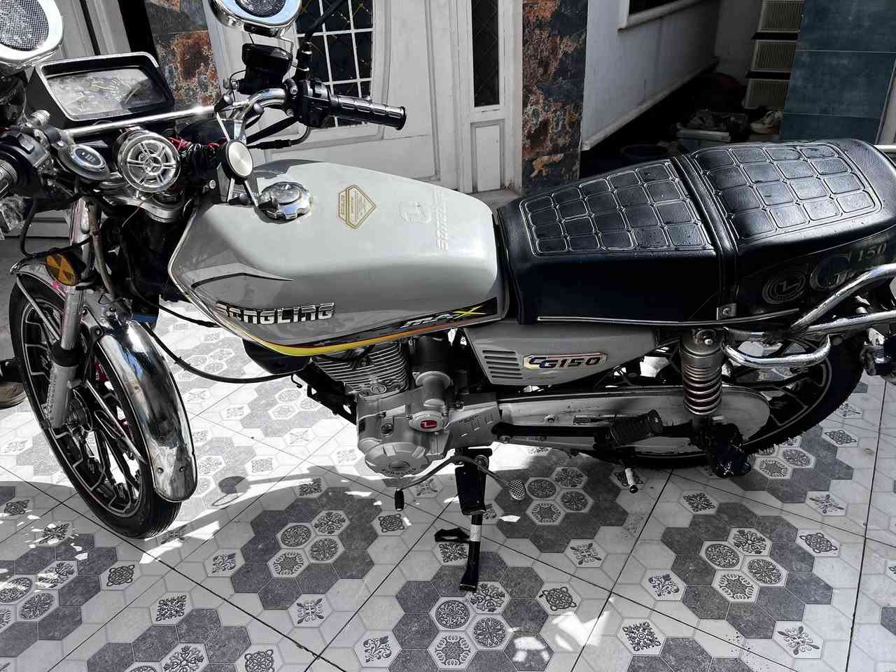 سيفان مديل ٢٤ انضف من ال٢٥ شغال بصمه سلف ريمون سويج دراجة نضافه فول ما متعوبة شلعه معدل كفاله كهربائيات فول نضافه الباخره يترجملي بي ورقة رقم شاسي الدراجة مداريها بكلشي صوتها حلو مو عالي (ملاحضه مبدلة دشبول وبيعه طيه خفيفة ما مبينه بالتاني مال بانزين ماريد أسويها وأغش احد بيعه يم الصناعه ب٣ دينار ينفخها)
للتواصل خاص وواتساب 
الرقم ***********
السعر ٦٩٠ وبيهه مجال حك جيه 
الماعاجبه السعر يرفع الزحمه لا تعلق ولا تدخل خاص
