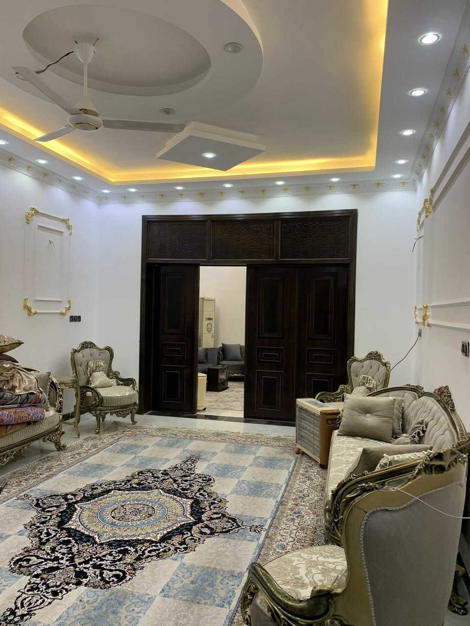 البيت معروض للبيع خلف مستشفى الوارث سند ٢٥ ثاني بيت بالفرع مباشرتاً البيت بناء طابوق جمهوري تسليح مركزي طابقين المساحه١٧٢م  يحتوي على استقبال كبير (ه) في (٧) مع صاله ومطبخ حار وبارد مع غرفه زائد مناور عدد٢ مع صحيات عدد ٢ الطابق الأول أما بالنسبه للطابق الثاني  يحتوي على ثلاث غرف مع صحيات عدد٢ واحده سويت مع صاله استراحه علما بأن سقوف الصاله والاستقبال والمطبخ وغرفه ديكور جبس بورد الشبابيك بيبيي  سي السطح شتايگر يباع مع الأثاث أو بدونه علما الأثاث كله جديد لن ينقصه شيء البيت فارغ حالياً 
مع العلم أنا صاحب البيت وليس دلال
البيت فارغ وجاهز للسكن مباشرتاً لا ارد على التعليقات الاتصال على هذا الرقم
***********
