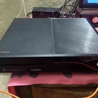 إكس بوكس ون فات ذاكرة ٥٠٠  مع اشتراك كيم باس  ملحقات كاملة مع جوستك اص...