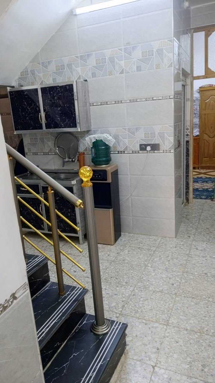 السلام عليكم بيت للبيع كله طابوك جمهوري ولساس رفت75 متر واجه 5 ونزال15 بي ستقبال و3 غرف نوم خدمات كامله ماي مجاري مقرنص  عنوان الغرير قبل صيطره سبع اقصور السعر 84 بي مجال رقم صاحب البيت ***********
