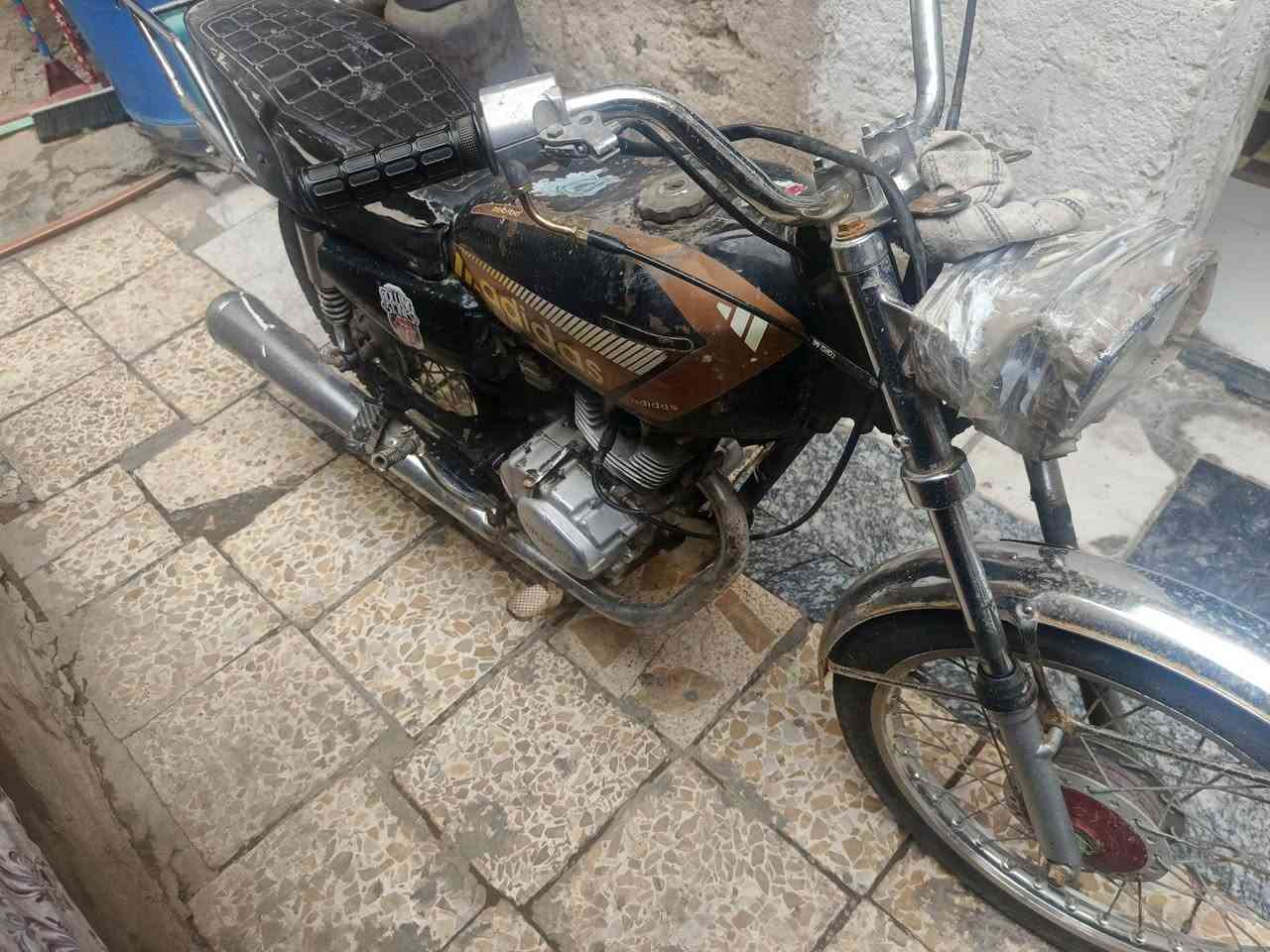 سلام عليكم دراجه اربعه كير كلك دراجه بيهه خيط تبخير شغل وطلع ابيع كوم حديد المكان بلحر ***********  (السعر ب130 قفل قفل
