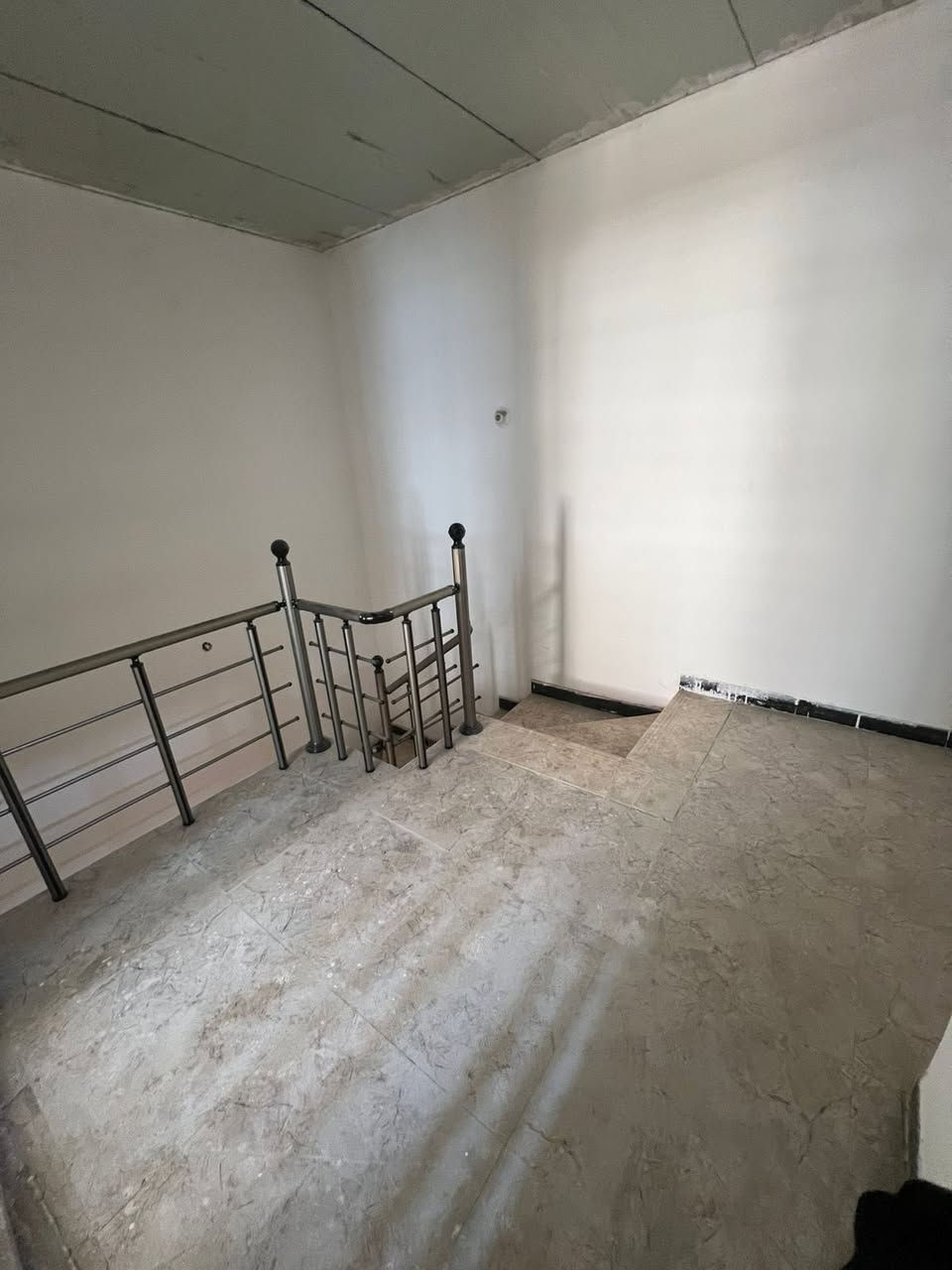 للإيجار بيت 50 متر – 3 طوابق
📍 الموقع: المربع الرئاسي، مقابل السدة، خلف كلية الفارابي
🛏️ غرفتان نوم
🛋️ استقبال
🍳 مطبخ
🚿 خدمات عدد 2
💰 الإيجار: 500
📞 الاتصال: ***********
