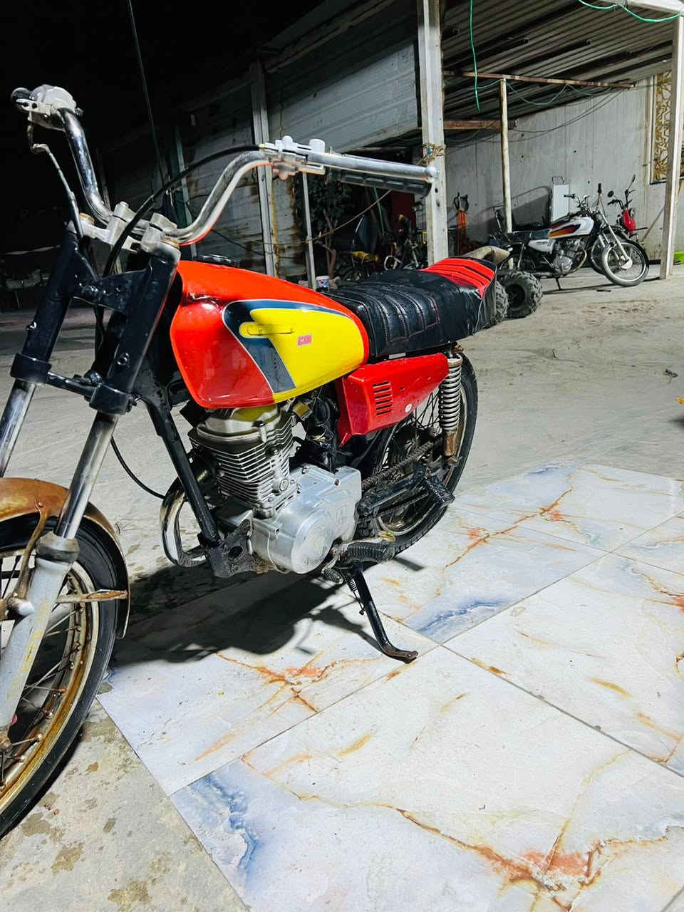 السلام عليكم دراجه ايراني مقفوله من السرقه دراجه محرك مقفول دراجه غراطه كله جدد وكلشهمحرك بدلها بس كلتشات دراجه ما مفتوحه سعر 250 قفل مكان بصره حي طارق***********
