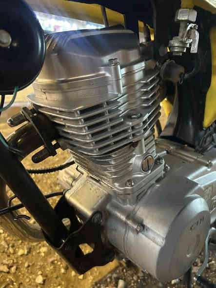 السلام عليكم دراجه نامه امتياز للبيع رقم وسنويه انكليزي نظافه الدراجه مثل ما واضح بالصور دراجه فقط بيها ربل ولف هي وبارده تدخن من تحمه مابيها شي لوز 
مكاني البصرة الزبير 
1650 والشراي يدلل 
*********** 
واتساب وشريحه شغال
