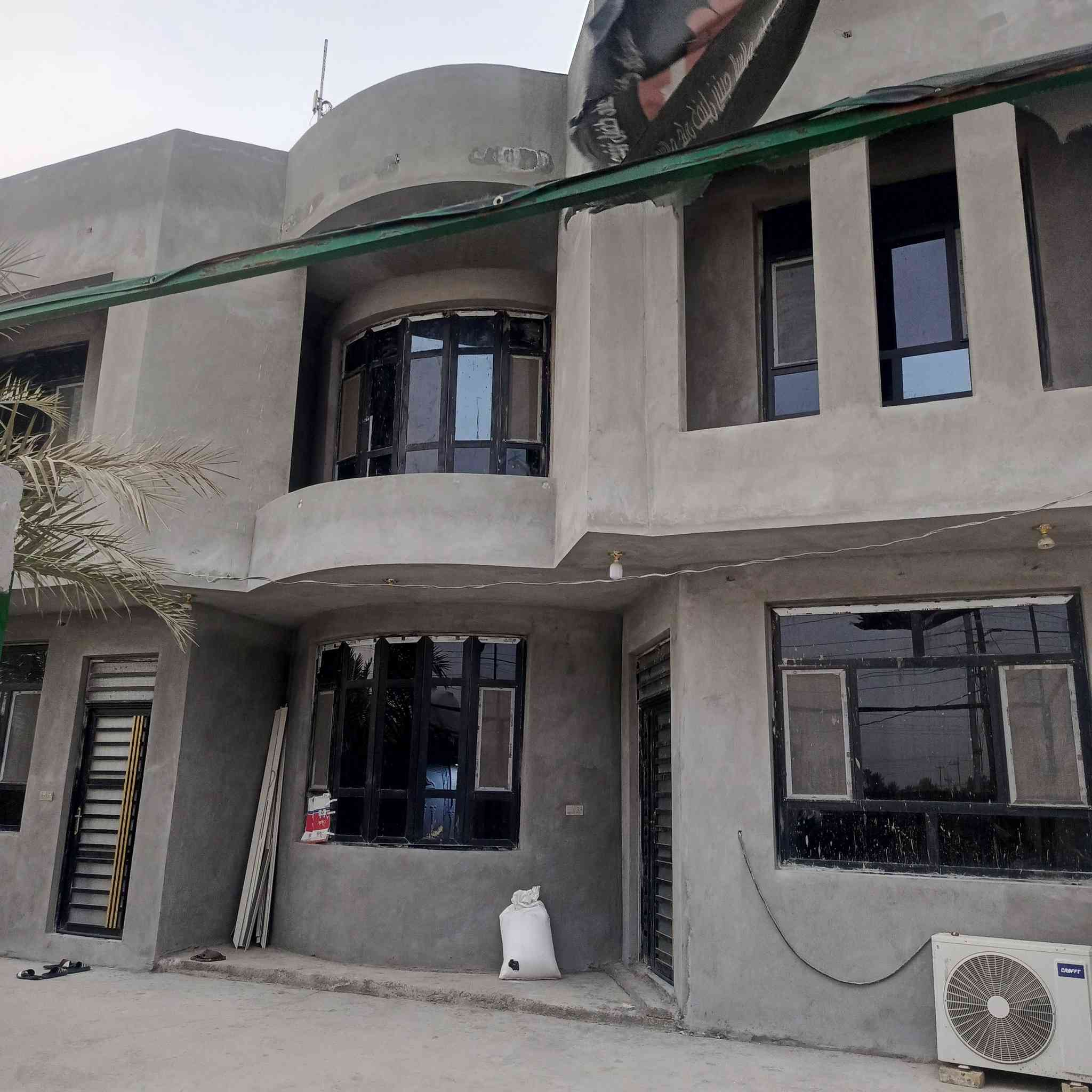 السلام  عليكم 
بيت للبيع موقع  تجاري على شارع العام طريق حلة ديوانية منطقة الغليس مساحة البيت الكلية 500متر مساحة البناء 200متر بناء سنة 2024يعني بناء جديد طابقين يحتوي على غرفتين نوم واستقبال وكليدور  ومطبخ حار بارد  ومجمع  صحيات +كراج وحديقه  ونفس البناء  في الطابق الثاني البيت طابو زراعي سند 25 باسمي  للاستفسار الاتصال على الرقم ‏‪***********‬‏
