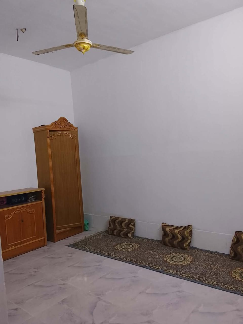 بيت للبيع 🏠 بالأمن الداخلي
المساحة: 100 متر (5×20)
البناء: طابق ونص، طابوك، سقف كونكريت مسلح
تفاصيل البيت:استقبال صالتين  غرفتين نوم. مطبخ أرضية بورسلين. 3 مجاميع صحية كراج تك تك او ستوته 
سطح تطبيك فرشي/ خدمات كاملة عرض الشارع 10 متر
الموقع: الأمن الداخلي – قطاع 23، قرب أبو وليد المضمد  *********** رقم صاحب البيت
