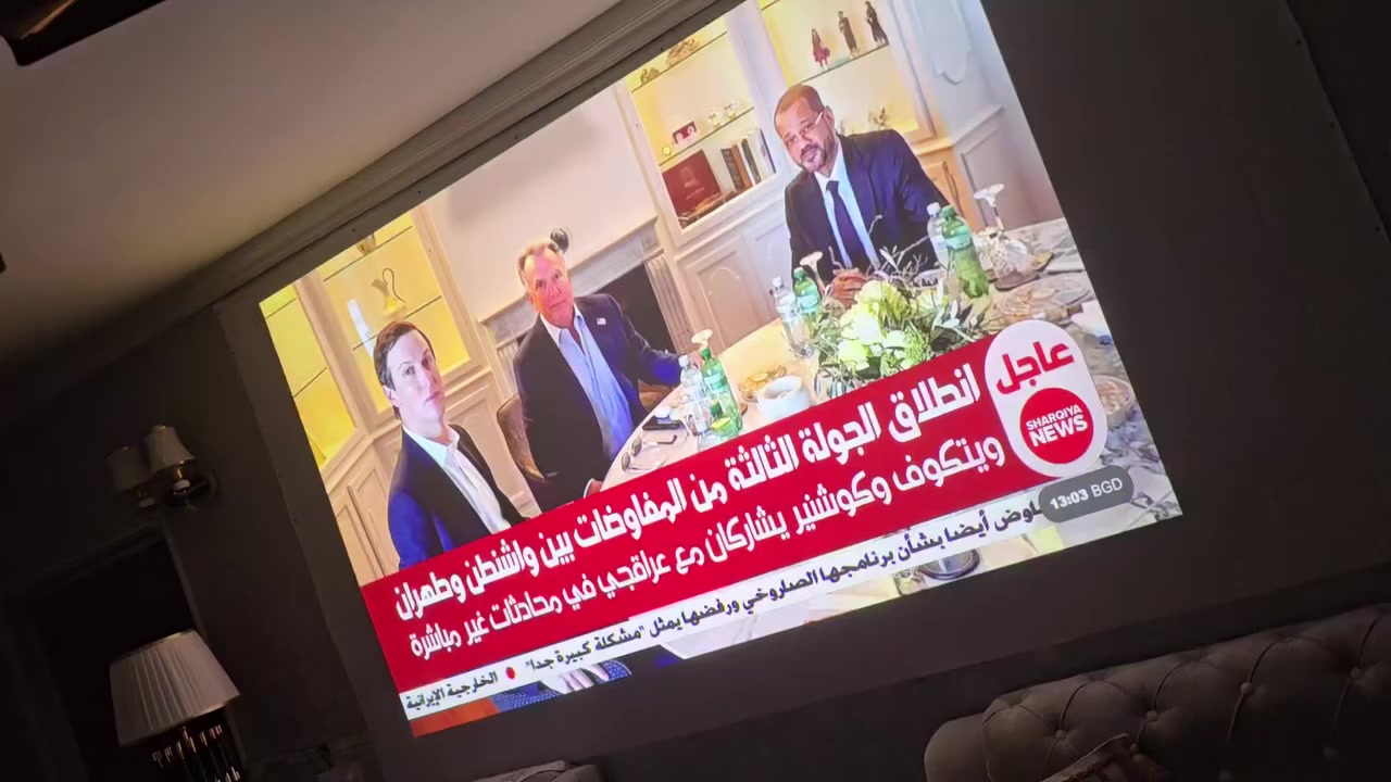 ViewSonic LS500WHE
هذا جهاز بروجكتر LED مخصص للأعمال والتعليم،والقاعات والكفيات والمنازل وهذه أهم مواصفاته بشكل مختصر وواضح:

🔹 المواصفات الرئيسية:

الدقة الأصلية: WXGA ‏(1280×800)

السطوع: 3000 ANSI Lumens (مناسب للغرف المضاءة )

تقنية الإضاءة: LED الجيل الثالث

عمر مصدر الضوء: حتى 30,000 ساعة

تشغيل وإيقاف فوري

إسقاط 360 درجة (ممكن تركيبه سقفي أو بزاوية)

نسبة التباين: تقريباً 3,000,000:1 (ديناميك)

🔹 المداخل:

1× HDMI

USB-A (للطاقة أو قراءة ملفات حسب الإصدار)

Audio out

RS232 للتحكم

🔹 مميزات مهمة:

لا يحتاج تبديل لمبة (LED)

حرارة وضجيج أقل من أجهزة اللمبة التقليدية

مناسب للمدارس، المساجد، العروض التقديمية ومشاهده المباريات والرياضه

❗ هل هو مناسب للبيت والأفلام؟

جيد للمباريات والعروض.

للأفلام بدقة عالية جداً (Full HD حقيقي)، دقته WXGA وليست 1080p أصلية.

للحجز والاستفسار واتس اب

***********
