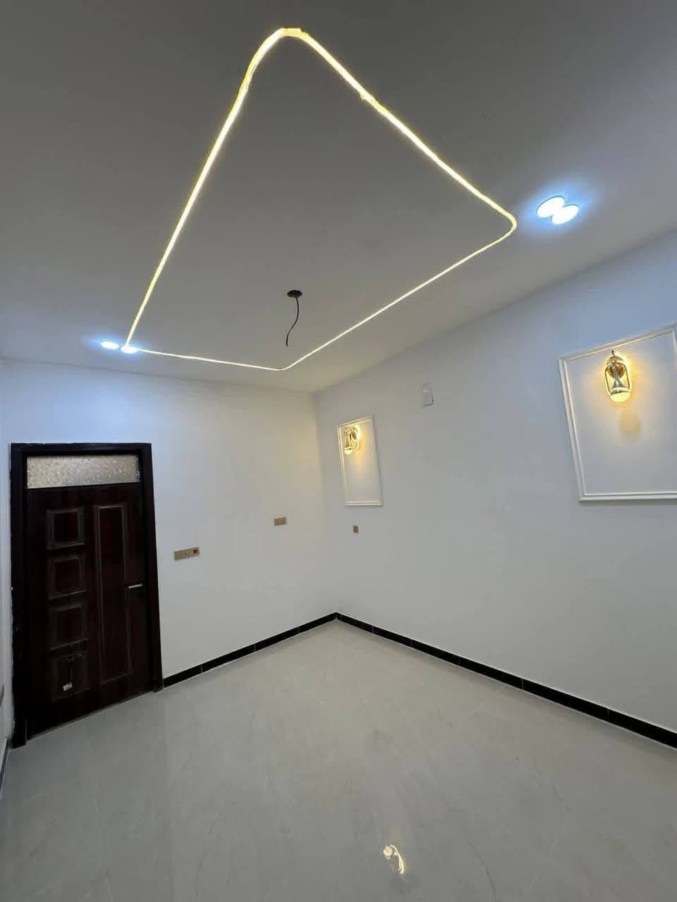 #لدينا_دار_للبيع مساحه 100 متر واجهه 6 وربع ونزال 16 طابو زراعي سند 25 قرار محكمه البيت يحتوي على3 غرف نوم وصاله وستقبال ومطبخ  العنوان بغداد الدورة مدخل البوعيثه مجمع السلطان الاول 
هاتف ***********
***********
