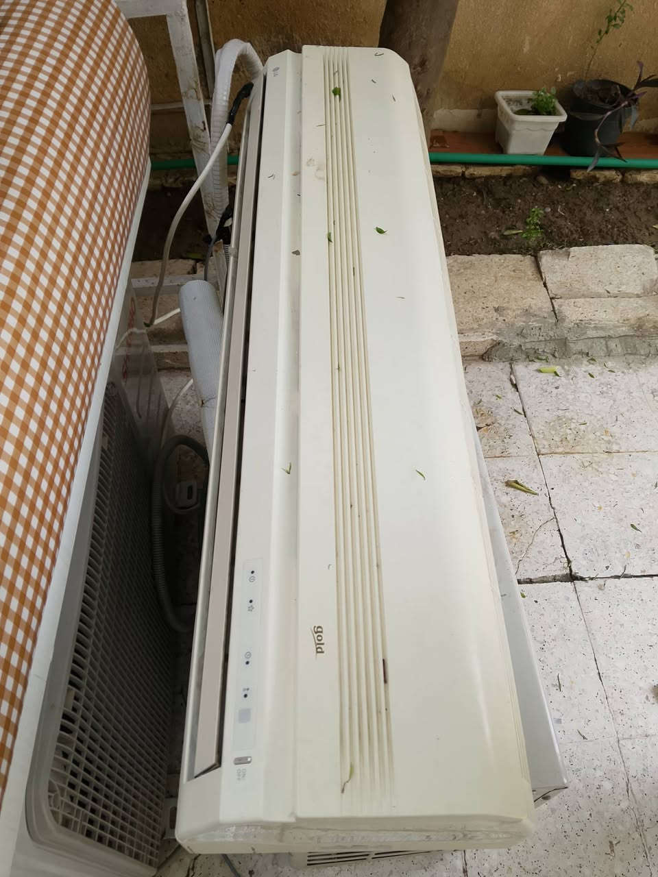 سبلت طنين نوعية LG نظافه فول 
سعر 300 وبي مجال شي قليل 
الاتصال على الارقام التاليه 
***********
***********
