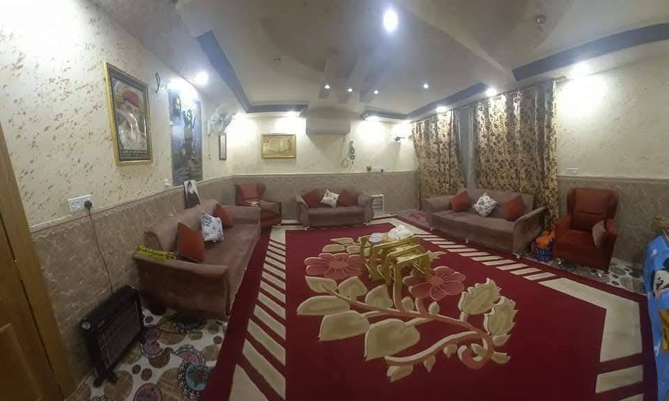 دار للبيع او المراوس في منطقة الإسكان قرب المجمعات الطبيه
(خلف التجاري)
 خلف مجمع المعمار الطبي 
فرع صيدلية الحسنين 162 متر طابقين 
يصلح ان يكون مذخر او مخزن او سكن  
الطابق الأرضي 
استقبال كبيره 7*5
صاله كبيره 6*5
غرفة نوم عدد 2
صحيات عدد 2
مطبخ 6*3
خلفيه متروكه 9*5

الطابق الأول مشتمل معزول عن البيت ومؤجر
يحتوي على 
صاله 7*5
غرفة نوم 5*4
مطبخ 3*3
منور 
صحيات 
للإستفسار عن السعر الاتصال على الرقم 
***********
***********
او المراسله وبخدمتكم
