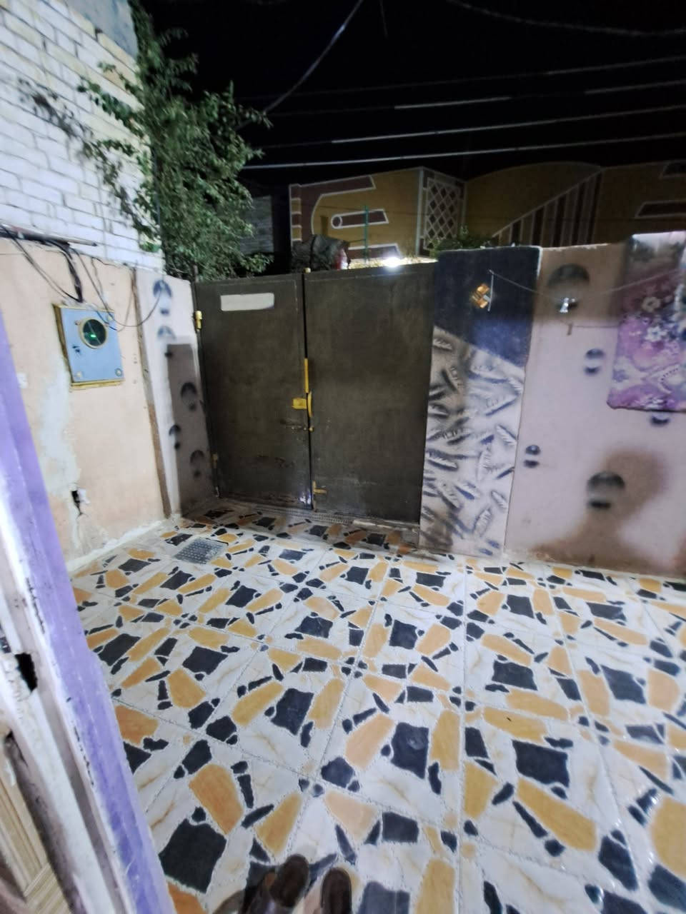 سلام عليكم بيت زراعي قرار 117  في كربلاء قنطرت سلام شارع لمدرسي قرب لحولي ميه.  طابق ونص مساحه 108 يتكون من 3 غرف ثنين جوا او وحده فوك مساحته 8×4 سويت  جبيره وثنين جوه مساحتهن 4×4 وستقبال وصاله ومطبخ و3 صحيات بيت كله سيراميك وبورسلين ودرج كرانيت وصطح ازوركام وبي مخزن للغراض 
شارع تبليط وجوارين درا مال الله 
*********** بيت حلو مرتب عندي ضرف وريد ابيع
