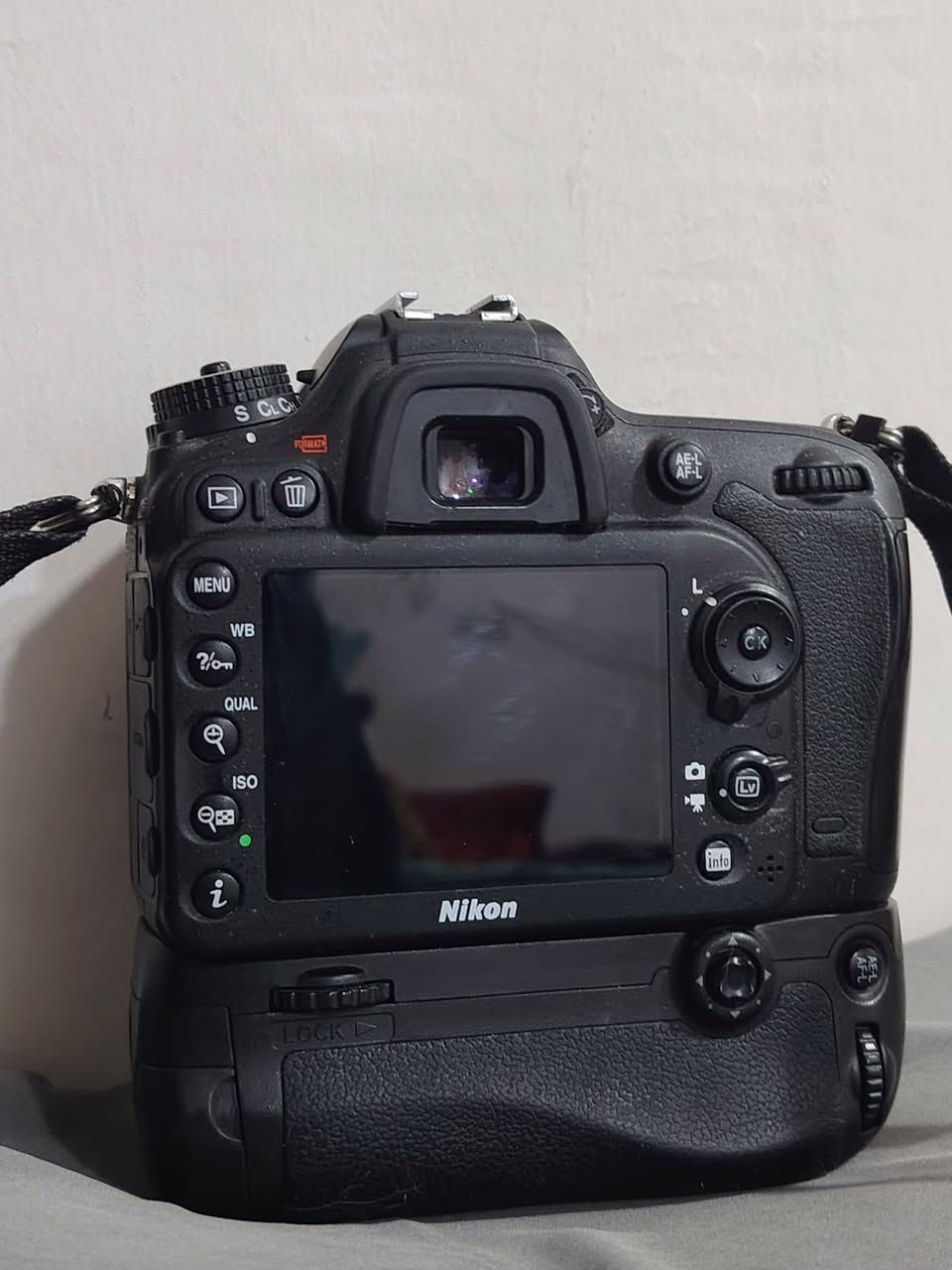 كامره للبيع NIKON 7200
السعر ٦٥٠ ‏ بيها مجال￼.  

كرب
بطاريه اضافيه
شاحنه اصليه
حزام


**إذا كنت صاحب هذا الإعلان وتريد حذفه لأي سبب، رجاءا أرسل رسالة إلى الدعم الفني**